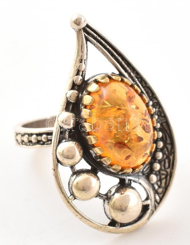 Ezüst(Ag) gyűrű borostyánnal, jelzett, méret: 58, bruttó: 8,15 g