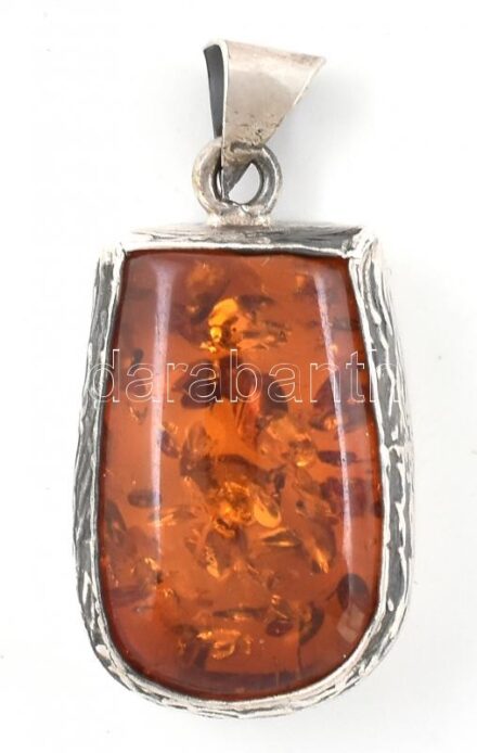 Ezüst(Ag) medál borostyánnal, jelzett, 2×1,5 cm, bruttó: 3,8 g