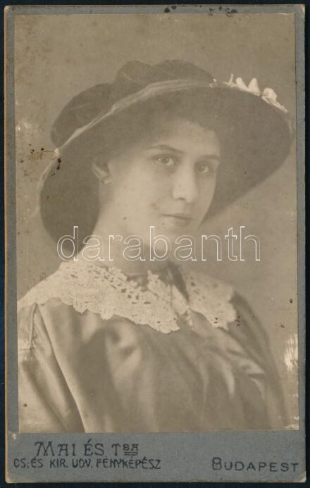 1914 Kalapos fiatal hölgy, keményhátú fotó Mai és Társa budapesti műterméből, vizitkártya, 10,5x6,5 cm
