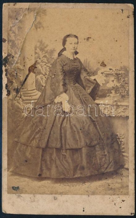 cca 1860 Elegáns hölgy, keményhátú fotó Mayer György pesti műterméből, vizitkártya, saroktöréssel, foltos, 10,5x6,5 cm