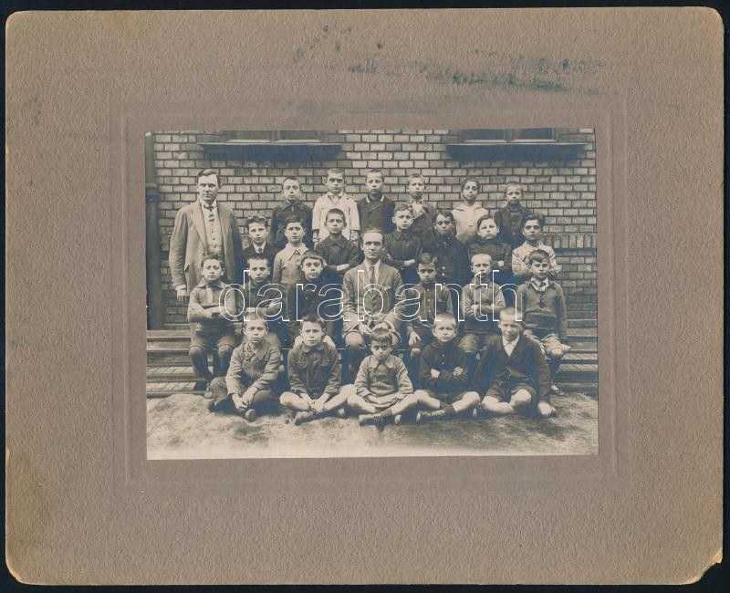 cca 1910-1930 Általános iskolai tablóképek, 3 db kartonra kasírozott fotó, közte két jelzett (Steegmüller Szombathely, Vizi József Budapest), vegyes állapotban, 13,5x9 cm és 16x12 cm között