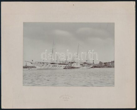 1902 SMS Miramar, az Osztrák-Magyar Haditengerészet lapátkerekes gőzjachtja a polai kikötőben, keményhátú fotó, hátoldalán feliratozott, 17x12 cm / SMS Miramar, Austro-Hungarian Navy (K.u.K. Kriegsmarine) steam yacht in the port of Pola