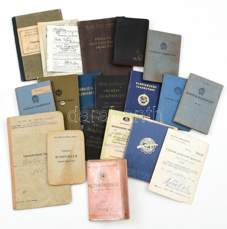 19 db vegyes igazolvány, közte katonai igazolványok (Magyar Néphadsereg), Munkásőr igazolvány, MHSZ klubtagsági igazolvány, stb.