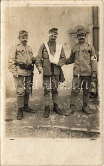 ~1915 Magyar sebesült katona a sebesült szállítókkal / WWI K.u.k. Hungarian injured soldier with ambulance team. photo (fl)