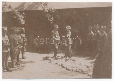 ~1916 Auguszta főhercegnő, mint Vöröskeresztes előkelőség megszemlél egy osztrák-magyar csapatot / Princess Auguste of Bavaria visiting a K.u.k. military camp. photo (8,2 x 5,8 cm) (fl)