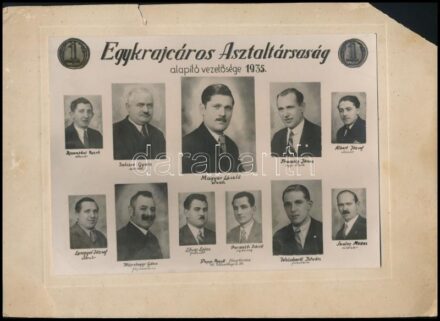 1935 Egykrajcáros Asztaltársaság alapító vezetősége, tablófotó kartonra ragasztva, karton sérült, 16,5×22,5 cm