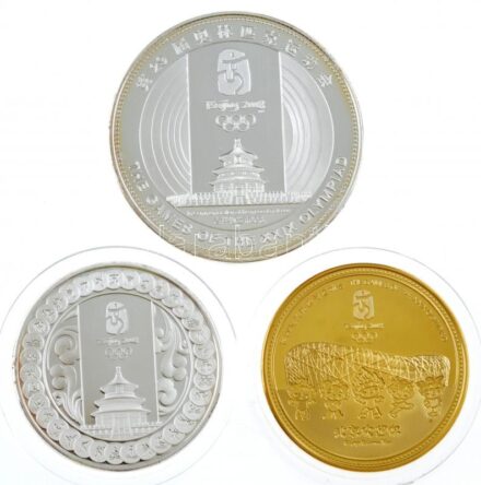 Kína 2008. 'Nyári Olimpia, Peking' kétoldalas, ezüstözött és aranyozott, részben multicolor emlékérmek (3xklf) ismertetővel T:PP