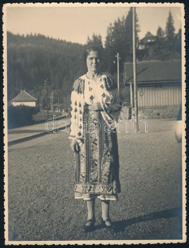 1932 Tusnádfürdő (Erdély, Baile Tusnad), népviseletbe öltözött román lány, 19,4×14,7 cm