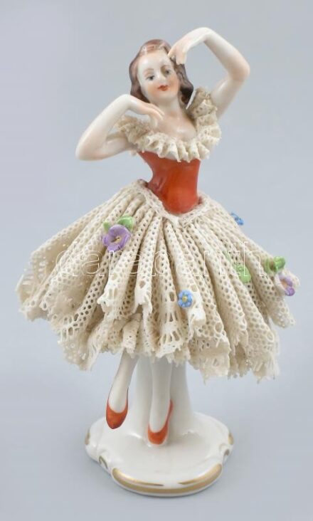 Német porcelán primadonna, táncos figura, jelzett, sérült 11 cm