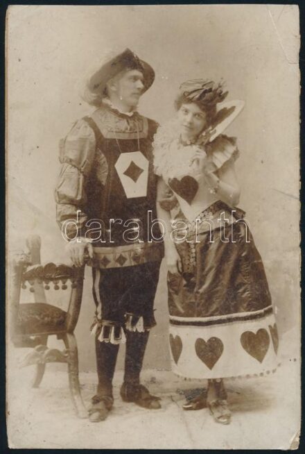 cca 1880 Kártyalapoknak öltözött pár, papírlapra ragasztott fotó, sérülésekkel, 16×11 cm
