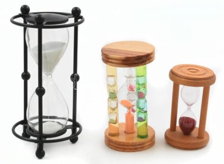 3 db különféle homokóra (fém/fa, üveg), m: 9-17 cm