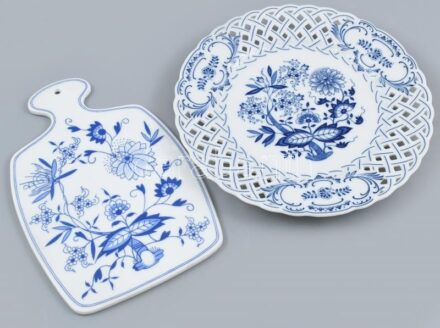 Hutschenreuther áttört szélű porcelán fali dísztányér, máz alatti kék mintával. Jelzett, hibátlan, d: 25,5 cm + Kék mintás vágódeszka, kézzel festett, minimális kopással, 25x17 cm