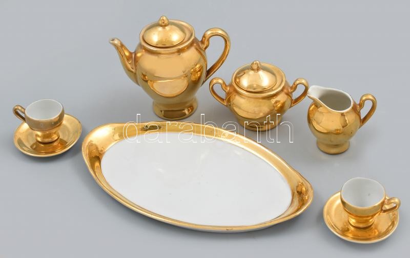 Kolozsvári aranyozott porcelán baba teás készlet (tálca, kanna, kiöntő, cukortartó, 2 db csésze és alj). Jelzett a tálca alján, kopott, kis lepattanással.
