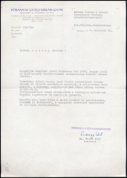 1975 Varga Edit (1917-2006) a Kőbányai Gyógyszerárugyár (korábban Richter Gedeon Vegyészeti Gyár Rt.) igazgatója (1957-1986) autográf aláírása fejléces levélen, hajtásnyomokkal, apró szakadásokkal