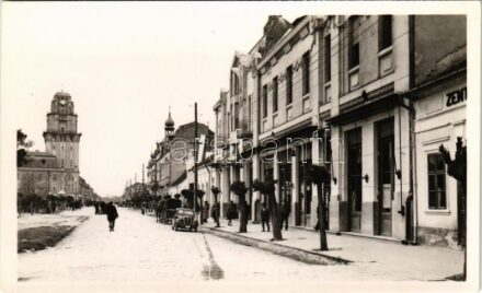 Zenta, Senta; utca részlet, üzletek, automobil. Özv. Molnár Sz. Vincéné kiadása / street view, shops, automobile