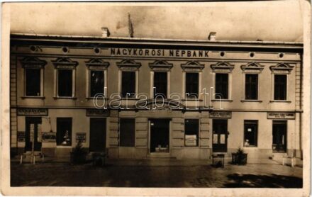 Nagykőrös, Népbank, Weisz Jenő központi sörcsarnok, Kapus és Aranyos úri és női fodrász, Friedmann Adolf játék és rövidáru üzlete, Deák László cukrászda