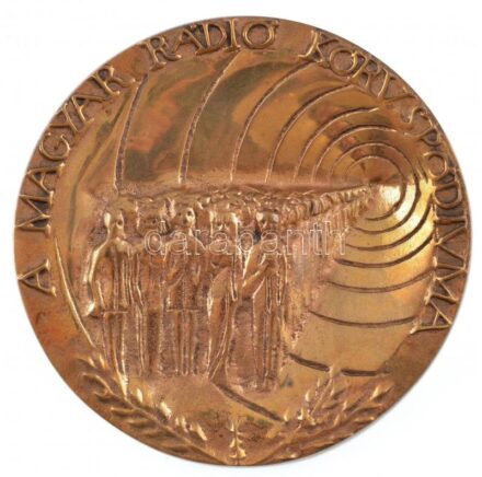 Kiss Sándor (1925-1999) 1979. 'A Magyar Rádió Kóruspódiuma' egyoldalas bronz plakett eredeti dísztokban, valamint kisméretű 'Kiváló Teljesítményért 1979' plakettel (102mm) T:1-