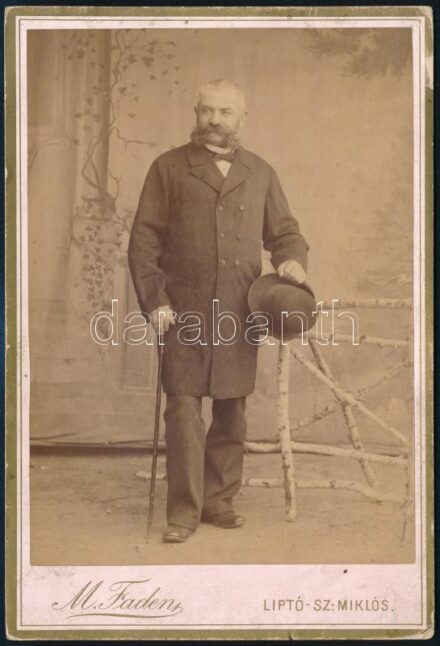 cca 1900 Idős úr műtermi portréja, keményhátú fotó Faden liptószentmiklósi műterméből, 16,5×11 cm