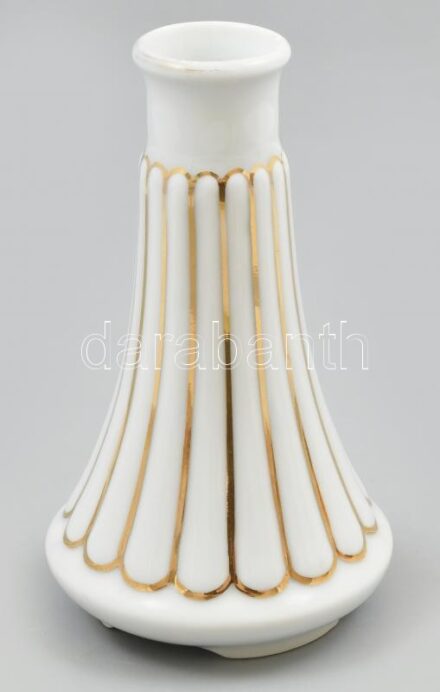Zsolnay porcelán váza aranyszínű dekorral. Kézzel festett, jelzett, kisebb kopásnyomokkal, m: 14 cm