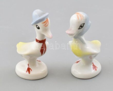 Kalapos és kendős porcelán kacsa pár. Kézzel festett, jelzés nélkül, minimális kopással, m: 6,5 cm