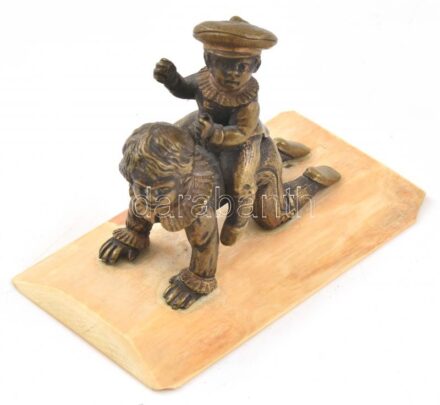 Lovacskázó kisfiúk, bronz szobor, sérült csont talapzaton, jelzés nélkül, 9x5x6,5 cm