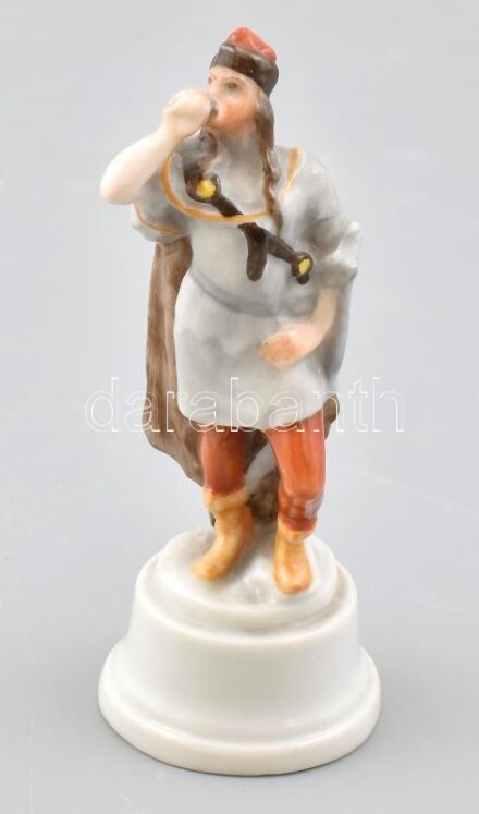 Herendi honfoglaló magyar porcelán figura. Kézzel festett, jelzett (1943), a kürt vége letört, m: 10 cm