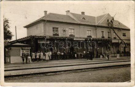 1931 Veresegyház, Isten hozott! felirat a feldíszített vasútállomásnál, magyar címer. Hajdu fotó, photo - Hátoldalon Pádly Aladár festőművész levele és aláírása (gyűrődések / creases)