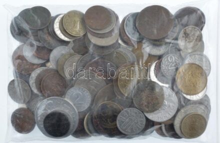 Ausztria vegyes érmetétel mintegy ~500g súlyban, közte krajcárok (több magyar verdejellel). Közte: 1762G 1kr Cu 'Mária Terézia' + 1795B 6kr Ag + 1800E 3kr Cu 'I. Ferenc' + 1807A 30kr Cu 'I. Ferenc' + 1851G 2kr Cu + 1859E 1kr Cu + 1860E