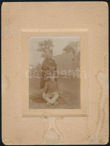 cca 1910-1918 Tréfás katonafotó, hátoldalán egyikük nevesítve (legfelül: Bajó István), kartonra kasírozva, foltos, 11x7,5 cm