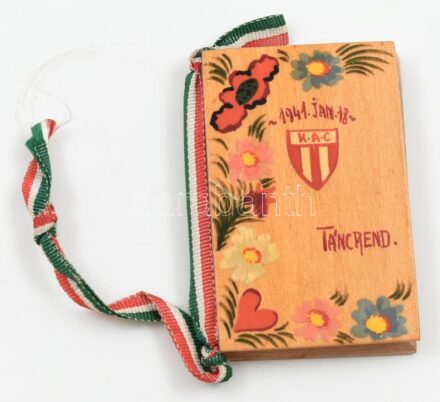 1941 KAC (Kolozsvári AC) táncrend, festett fa borítóval, nemzeti színű szalaggal, kitöltetlen, 6,5x4 cm