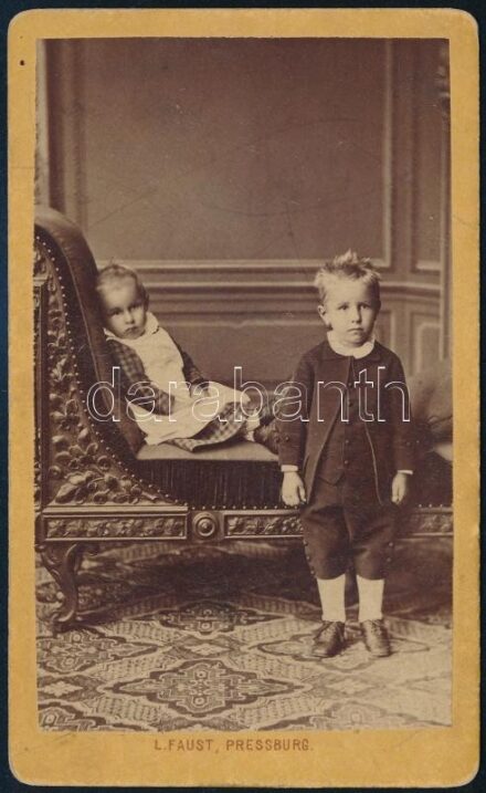 cca 1870 Gyerekek műtermi portréja, keményhátú fotó Faust pozsonyi műterméből, 10,5×6,5 cm
