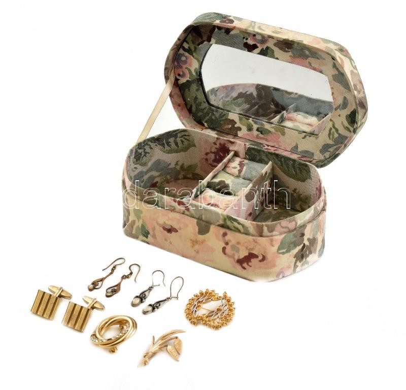 Vászonborítású bizsu ékszertartó doboz tükörrel, benne 3 bross, 2 pár fülbevaló és mandzsettagomb pár, 15x9x6 cm