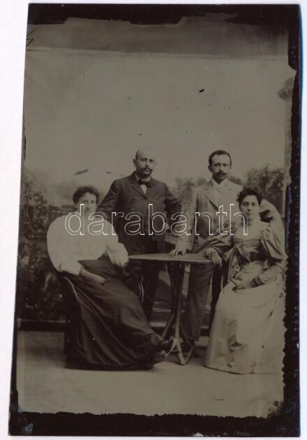 cca 1900 Asztaltársaság, ferrotípia, 9×5,5 cm