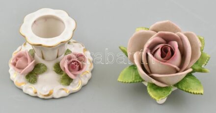 Német porcelán rózsás gyertyatartó és rózsa. Kézzel festett, jelzett, a rózsán kisebb lepattanásokkal, m: 4-5 cm