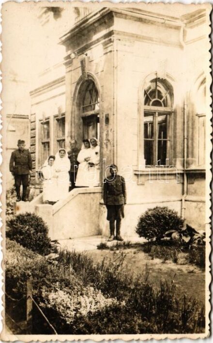 1943 Sátoraljaújhely, Zsidó kórház fertőzőosztály, katonák és nővérek. Vasutics I. fényképész, photo (EK)