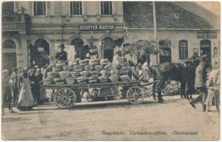 1915 Nagykőrös, gyümölcsszállítás a piacon. Schiffer Márton és Hoffer József üzlete. Fenyves István felvétele, Geszner Jenő kiadása (fl)