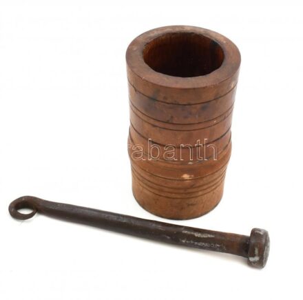 Antik máktörő mozsár, faragott fa, kovácsoltvas törővel, korának megfelelő állapotban, m: 20 cm, h: 30 cm