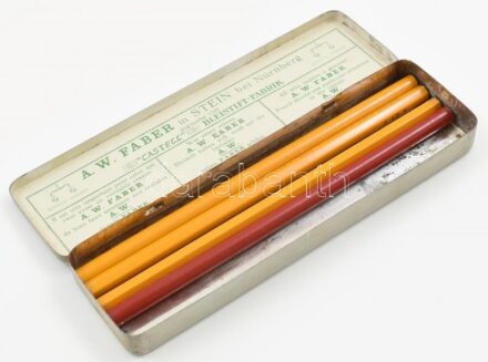 A.W. Faber Castell fém ceruzás doboz, benne 4 ceruzával, 18x5 cm