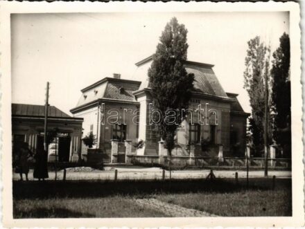 1935 Hajdúhadház, Bank, Műszaki vállalat és kölcsön üzlet, Csepel kerékpár és varrógép. photo (11,5 x 8,8 cm)