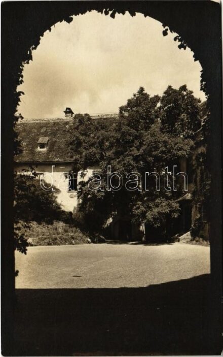 Borostyánkő, Bernstein; Burghof. Franz Karner / Várudvar / castle courtyard