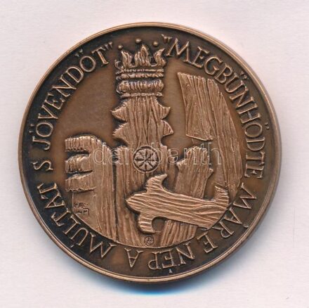 ~1995. 'A II. világháború nyíregyházi áldozatainak emlékéért / ,,Megbűnhődte már e nép a múltat, s jövendőt'' kétoldalas Br emlékérem kapszulában (42,5mm) T:1-