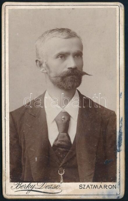 cca 1900 Férfiportré, keményhátú fotó Berky Dezső szatmári műterméből, foltos, 10,5×6,5 cm