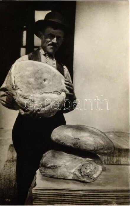 Egy család heti kenyérfogyasztása. Hafa kiadása / weekly bread consumption of a Hungarian family