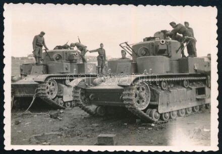 cca 1940 Magyar katonák zsákmányolt orosz T-28 harckocsikkal, Kis Kónya Ernő felvétele, hátoldalán feliratozott fotó, 8,5x6 cm / WWII Hungarian soldiers with captured Soviet T-28 tanks, photo, 8.5x6 cm
