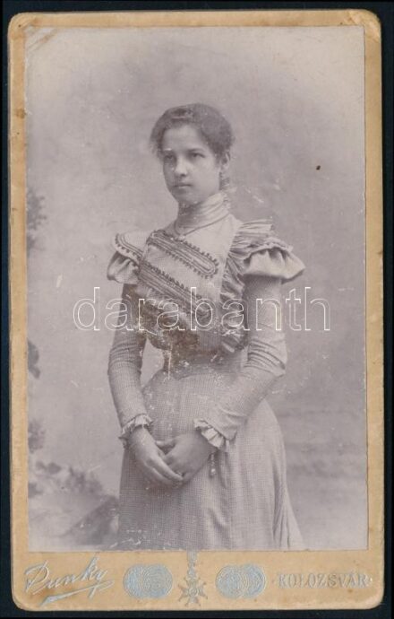 cca 1890 Női portré, keményhátú fotó a Dunky fivérek kolozsvári műterméből, kopásnyomokkal, 10,5×6,5 cm