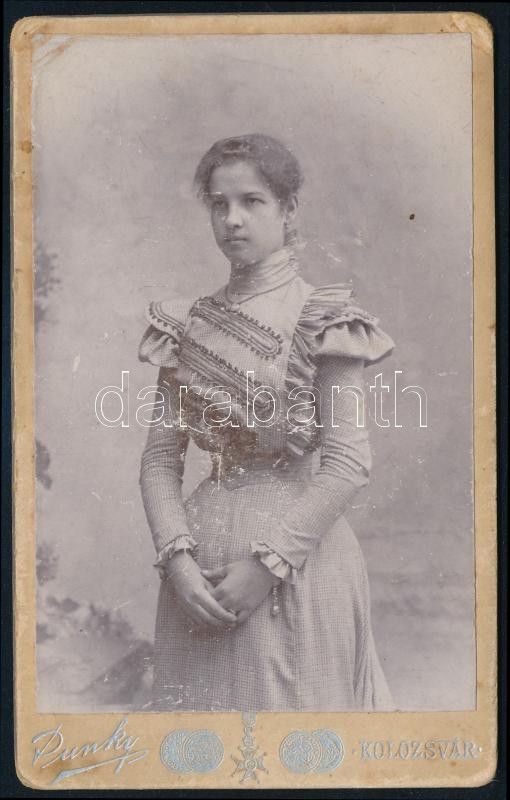 cca 1890 Női portré, keményhátú fotó a Dunky fivérek kolozsvári műterméből, kopásnyomokkal, 10,5×6,5 cm