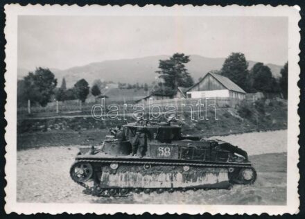 1941 Zsákmányolt orosz T-28 harckocsi átkelése a Dnyeszteren, Kis Kónya Ernő felvétele, hátoldalán feliratozott fotó, 8,5x6 cm / WWII Hungarian soldier crossing the Dniester in a captured Soviet T-28 tank, photo, 8.5x6 cm