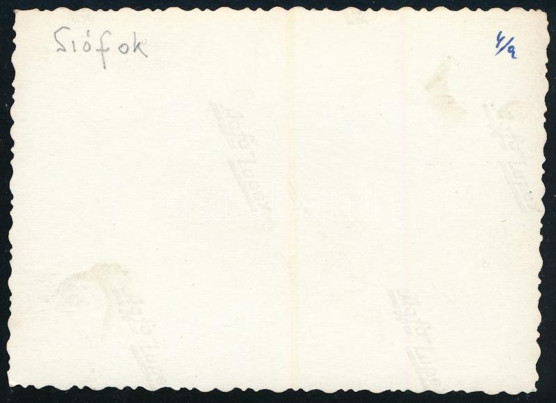 cca 1940 Siófok, Toldi harckocsi körül összegyűlt tömeg a városban, hátoldalán feliratozott fotó, 8,5x6 cm / WWII Hungarian Toldi tank in the town, photo, 8.5x6 cm - Image 2