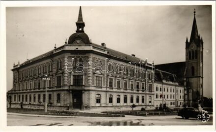Keszthely, Premontrei gimnázium, autó