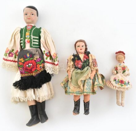 3 db különféle népviseletes baba, kopottas állapotban, sérülésekkel, m: 18-41 cm